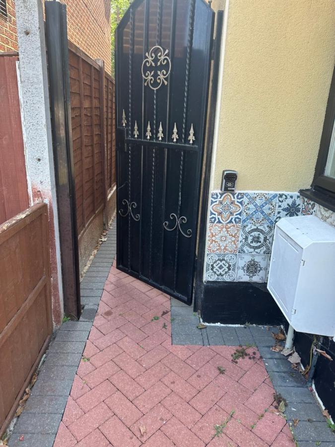Studio Flat Gants Hill With Free Parking Redbridge Zewnętrze zdjęcie