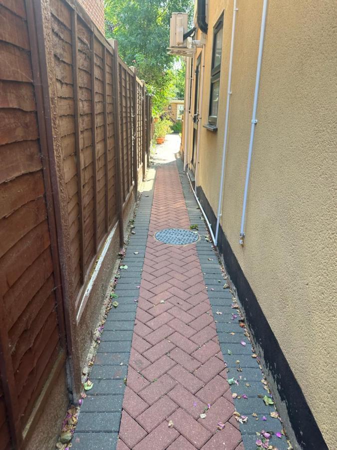 Studio Flat Gants Hill With Free Parking Redbridge Zewnętrze zdjęcie